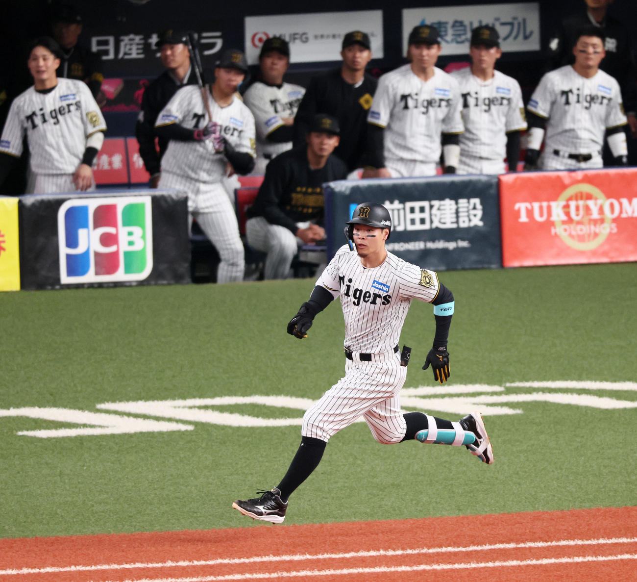 阪神対DeNA 4回裏阪神1死一塁、佐藤輝は右越え適時二塁打を放つ（撮影・加藤哉）