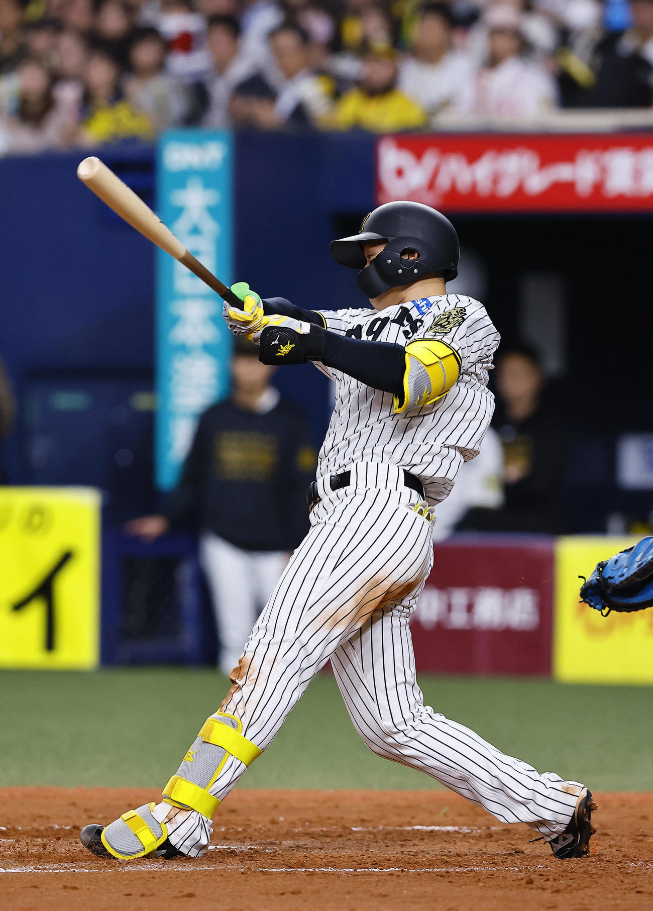 阪神対DeNA 4回裏阪神1死二塁、森下は右越えに適時二塁打を放つ（撮影・藤尾明華）