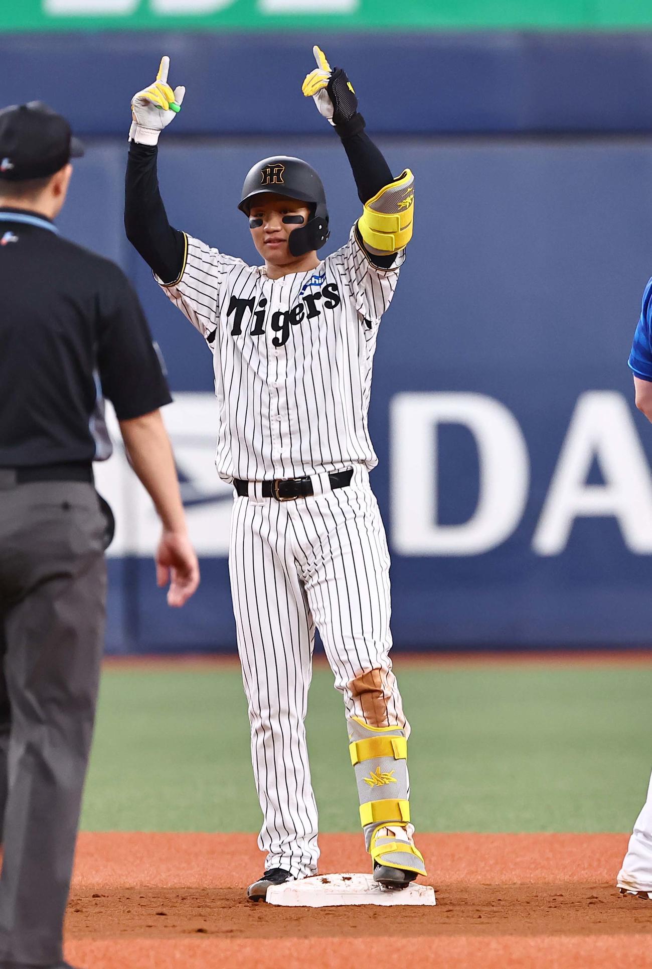 阪神対DeNA 4回裏阪神1死二塁、勝ち越し二塁打を放つ森下（撮影・上田博志）