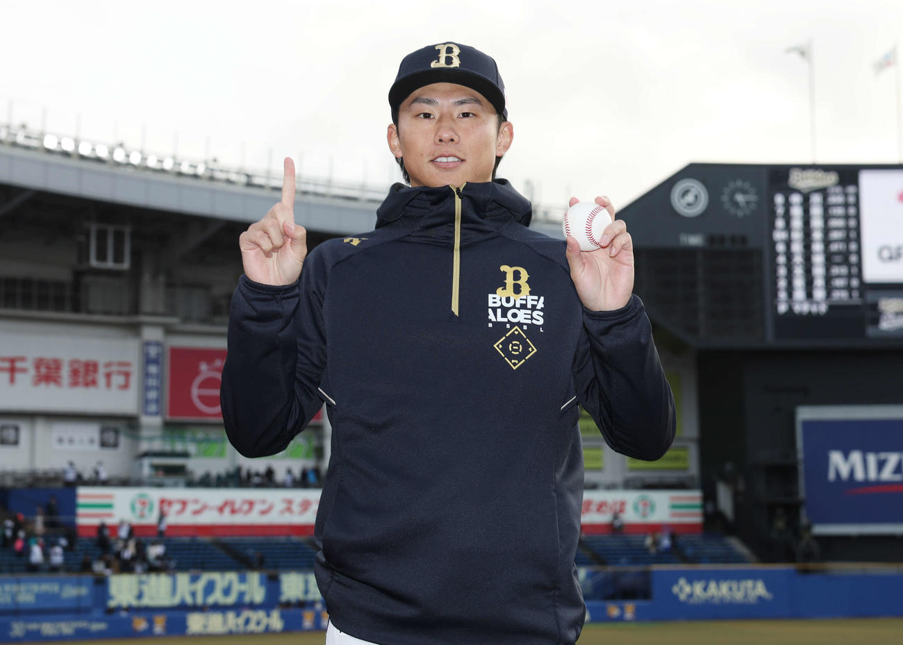 ロッテ対オリックス　今季初勝利を挙げ記念撮影に納まるオリックス曽谷（撮影・宮地輝）