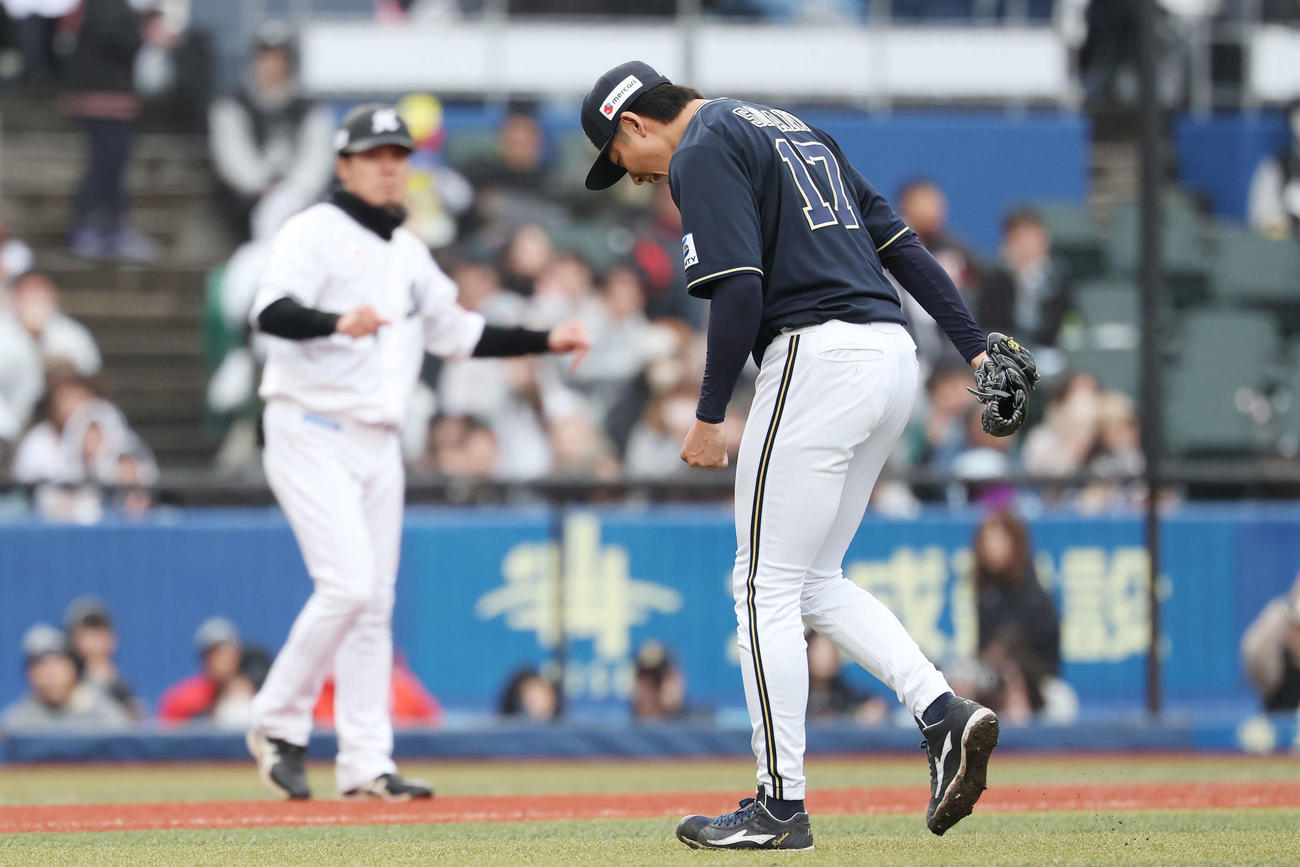 ロッテ対オリックス　6回裏ロッテ2死一、二塁、田村を中飛に仕留め雄たけびを上げる曽谷（撮影・宮地輝）
