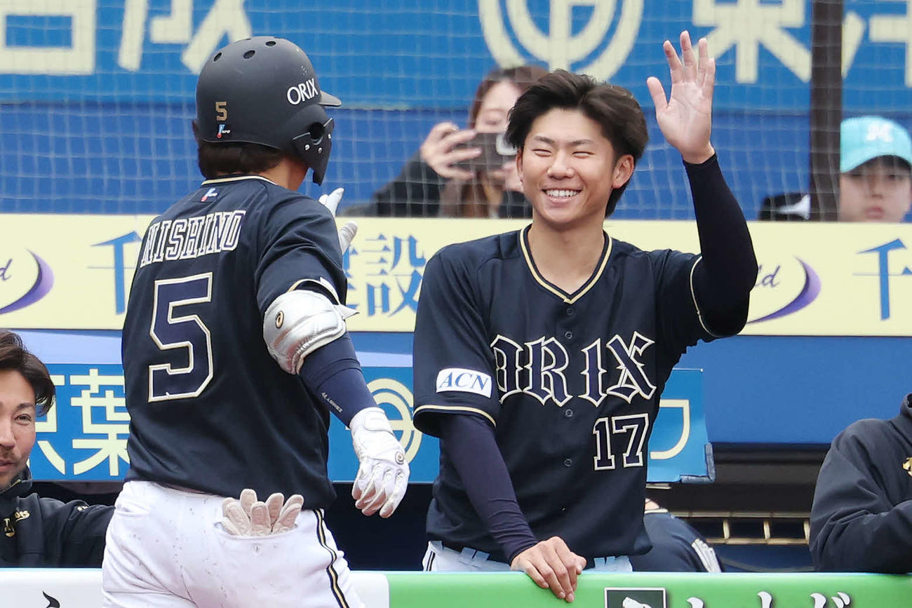 ロッテ対オリックス　7回表オリックス1死一塁、右越え2点本塁打を放った西野（左）と笑顔でタッチする曽谷（撮影・宮地輝）