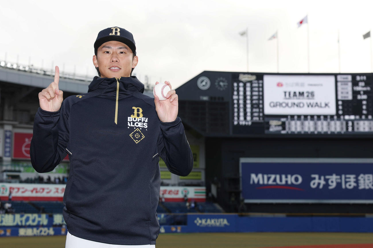 ロッテ対オリックス　今季初勝利を挙げ記念撮影に納まるオリックス曽谷（撮影・宮地輝）