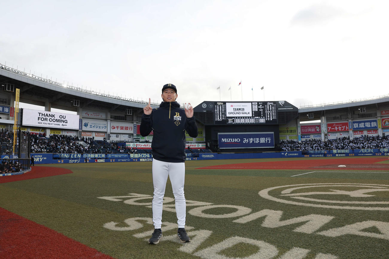 ロッテ対オリックス　今季初勝利を挙げ記念撮影に納まるオリックス曽谷（撮影・宮地輝）