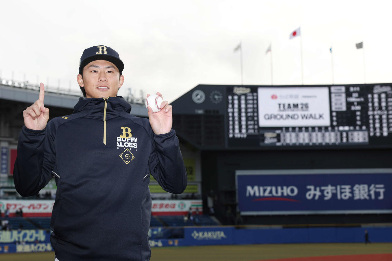 ロッテ対オリックス　今季初勝利を挙げ記念撮影に納まるオリックス曽谷（撮影・宮地輝）