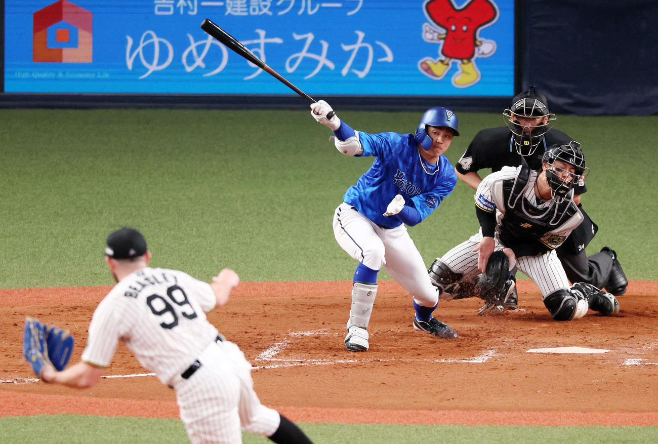 阪神対DeNA 5回表DeNA無死二、三塁、三振に倒れる森敬。投手ビーズリー（撮影・加藤哉）