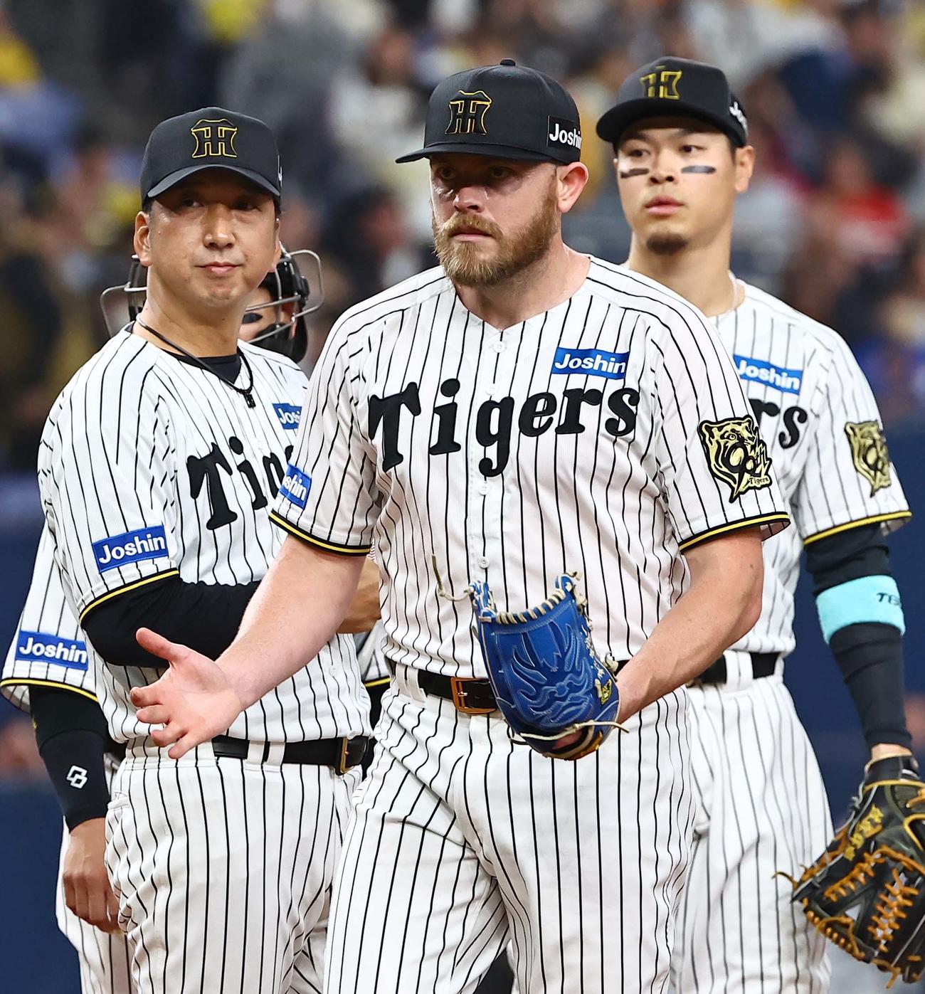 阪神対DeNA 6回途中で降板するビーズリー。左は藤川監督（撮影・上田博志）