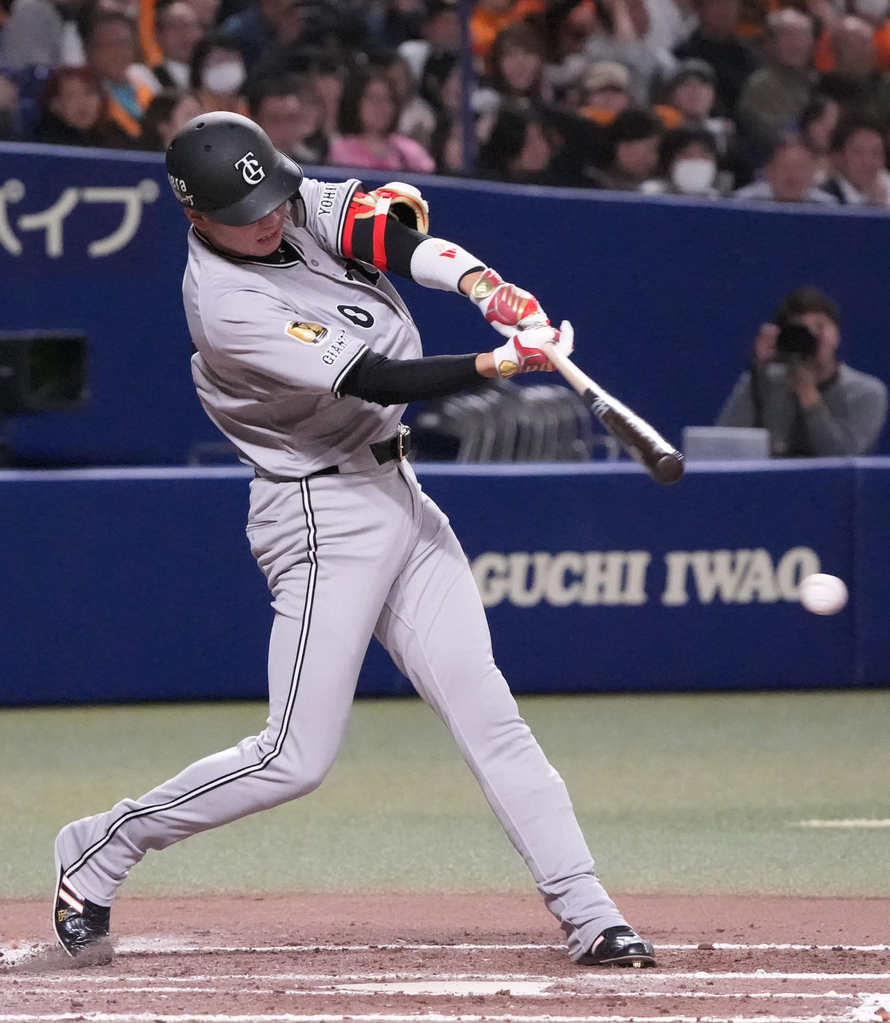 中日対巨人　8回表巨人無死、遊ゴロに倒れる坂本（撮影・森本幸一）