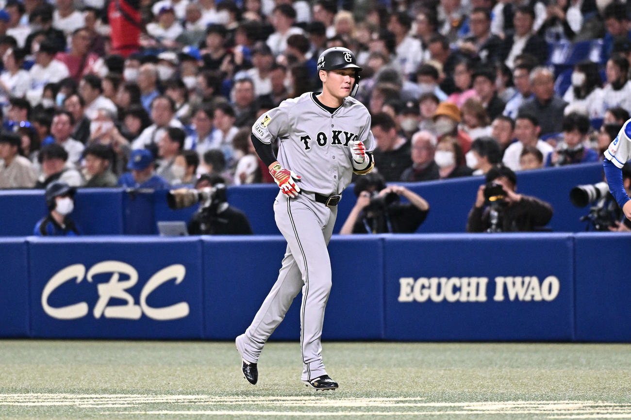 中日対巨人　8回表巨人無死、遊ゴロに倒れた代打坂本勇（撮影・滝沢徹郎）