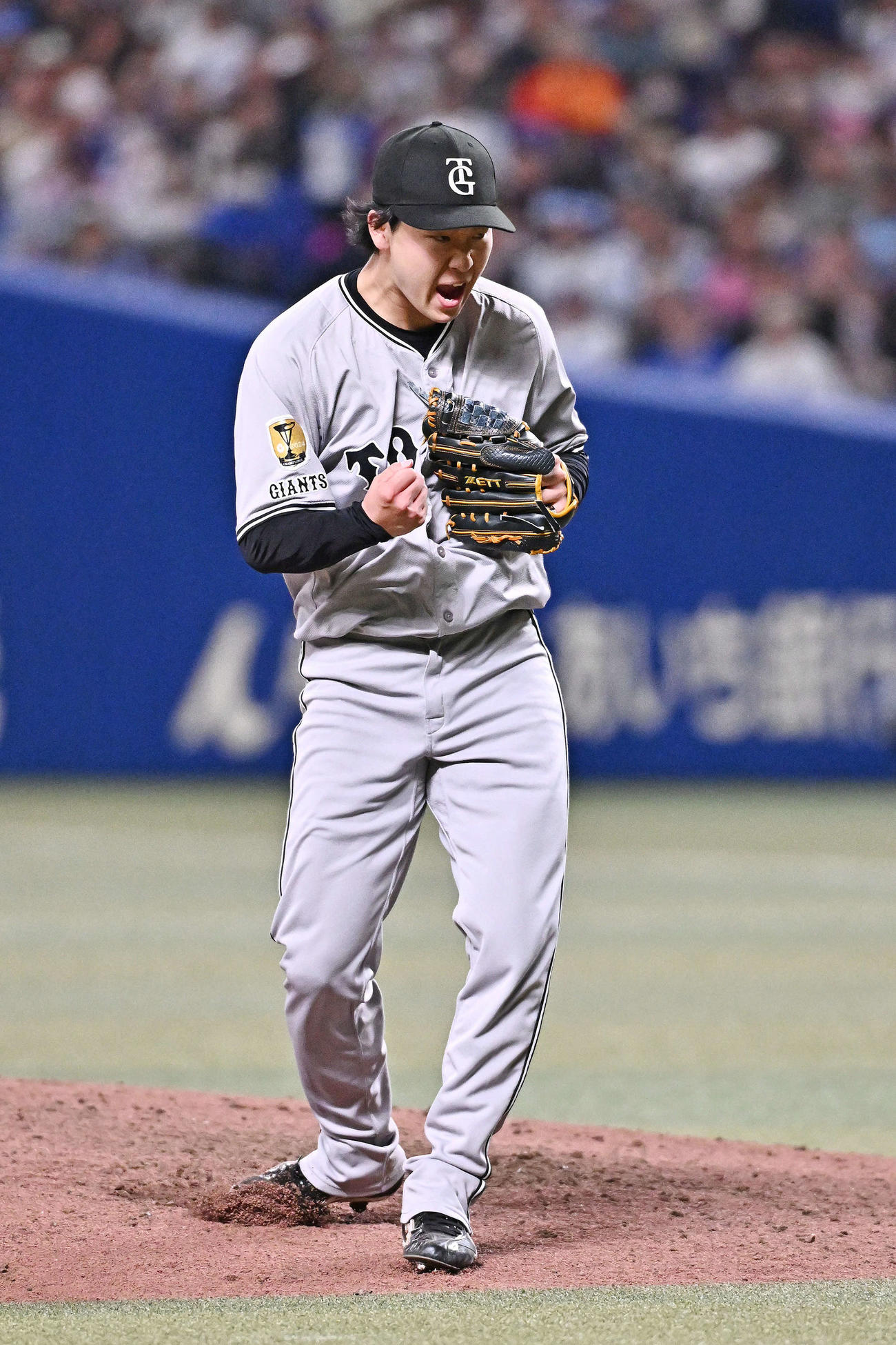 中日対巨人　8回裏中日2死二塁、上林を空振り三振に仕留めガッツポーズする山崎（撮影・滝沢徹郎）