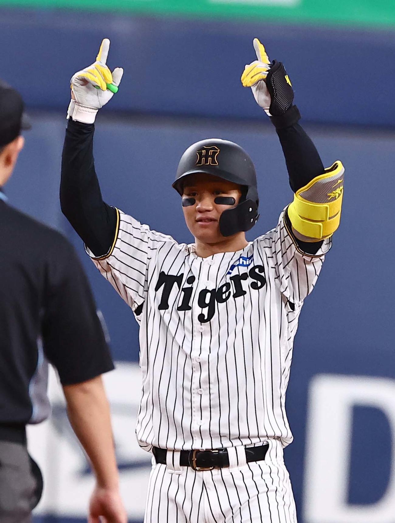 阪神対DeNA 4回裏阪神1死二塁、勝ち越し二塁打を放つ森下（撮影・上田博志）