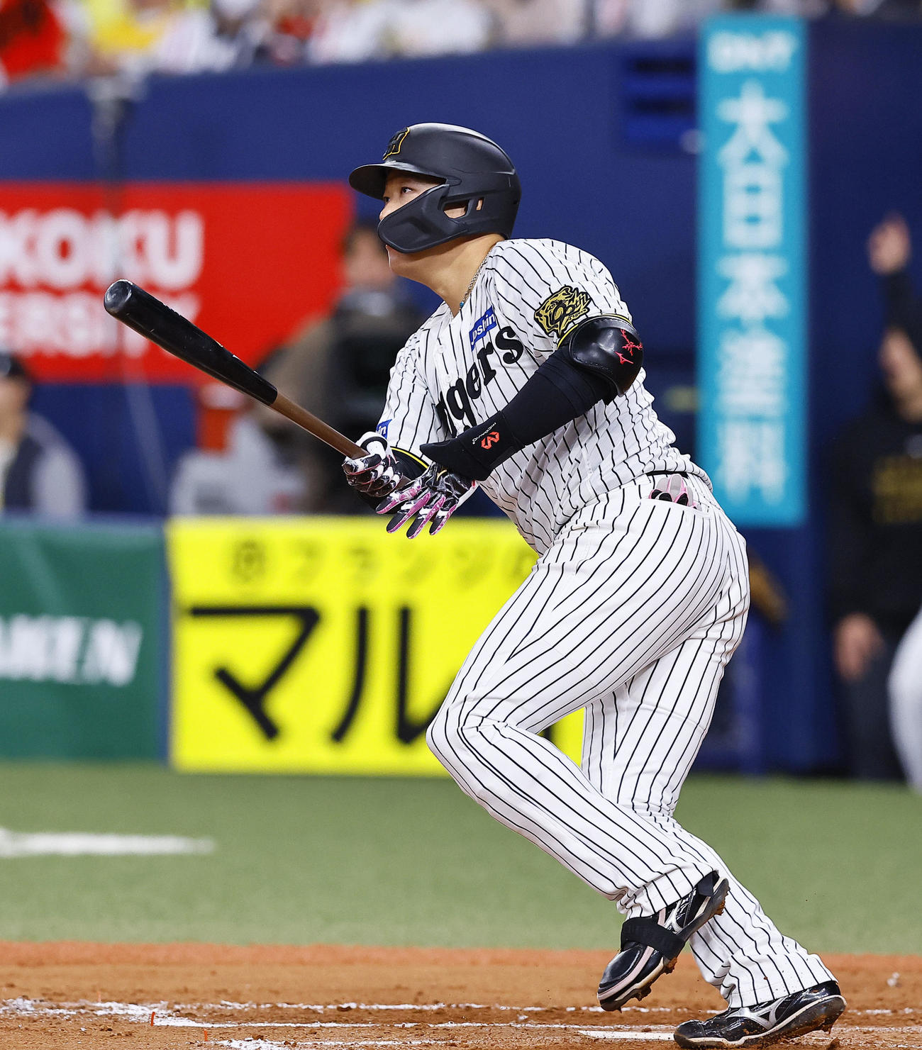 阪神対DeNA 6回裏阪神1死一、二塁、大山は左越えに適時二塁打を放つ（撮影・藤尾明華）