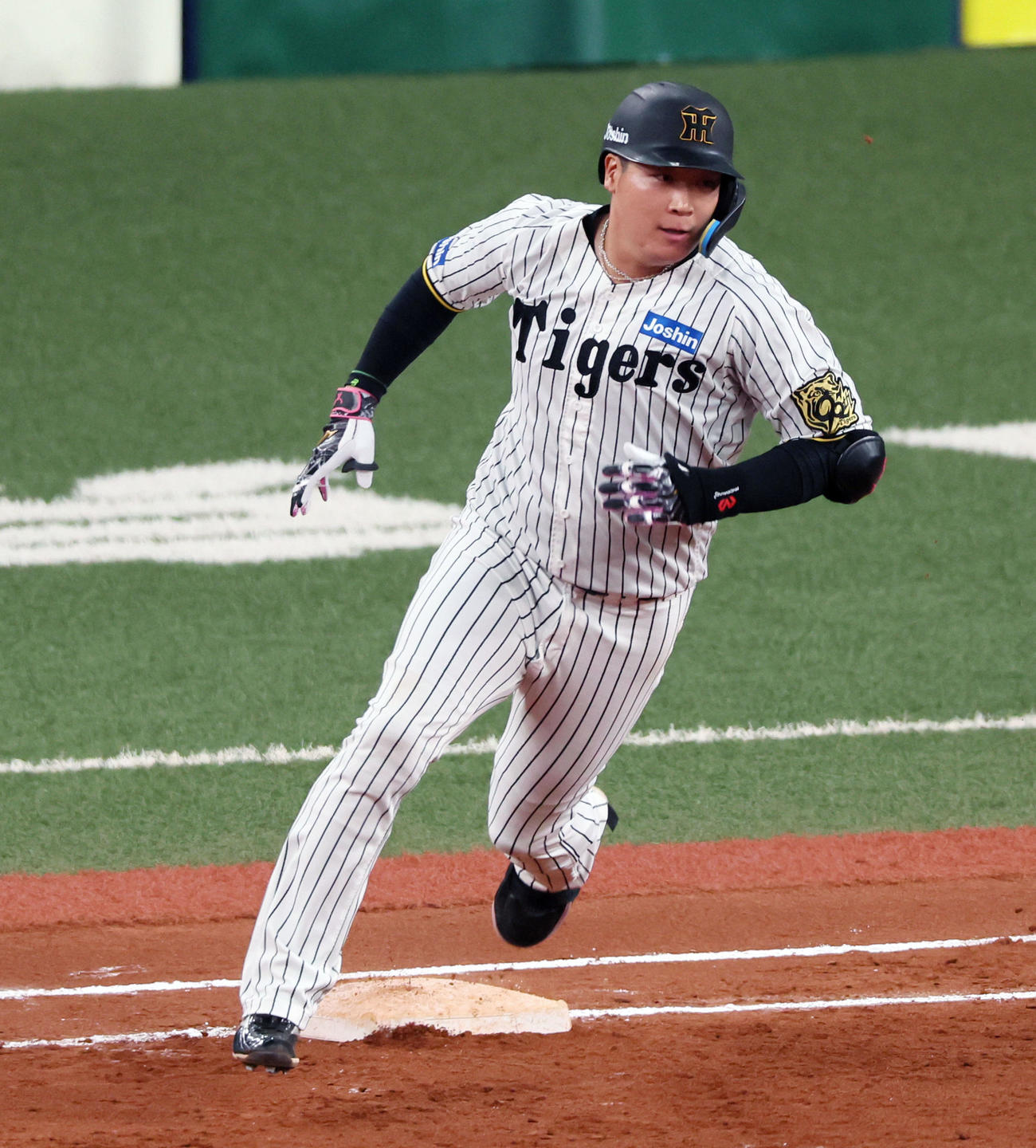 阪神対DeNA 6回裏阪神1死一、二塁、大山は左へ適時二塁打を放つ（撮影・加藤哉）