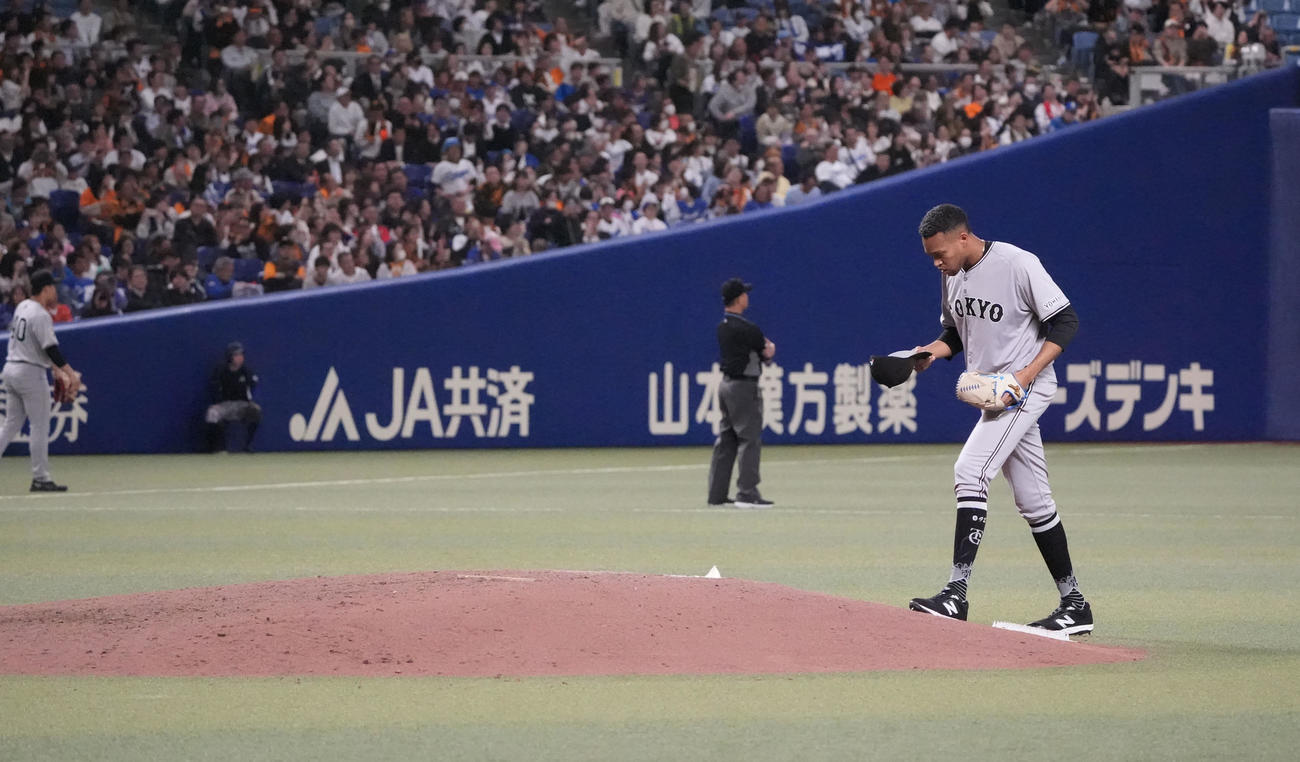中日対巨人　9回裏、巨人2番手で登板するマルティネス（撮影・森本幸一）