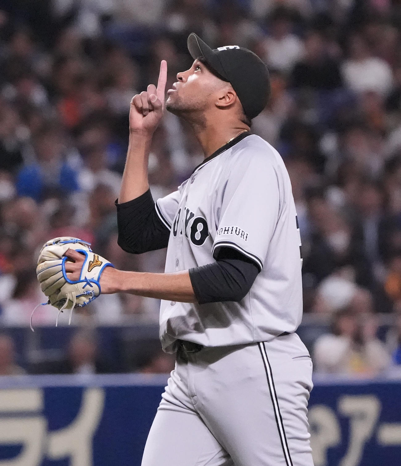 中日対巨人　9回裏中日2死、カリステを三振に仕留め天を指さすマルティネス（撮影・森本幸一）