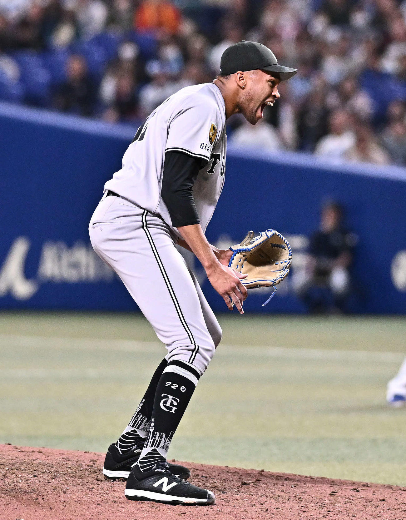 中日対巨人　9回裏中日2死一塁、カリステを空振り三振に仕留め雄たけびを上げるマルティネス（撮影・滝沢徹郎）