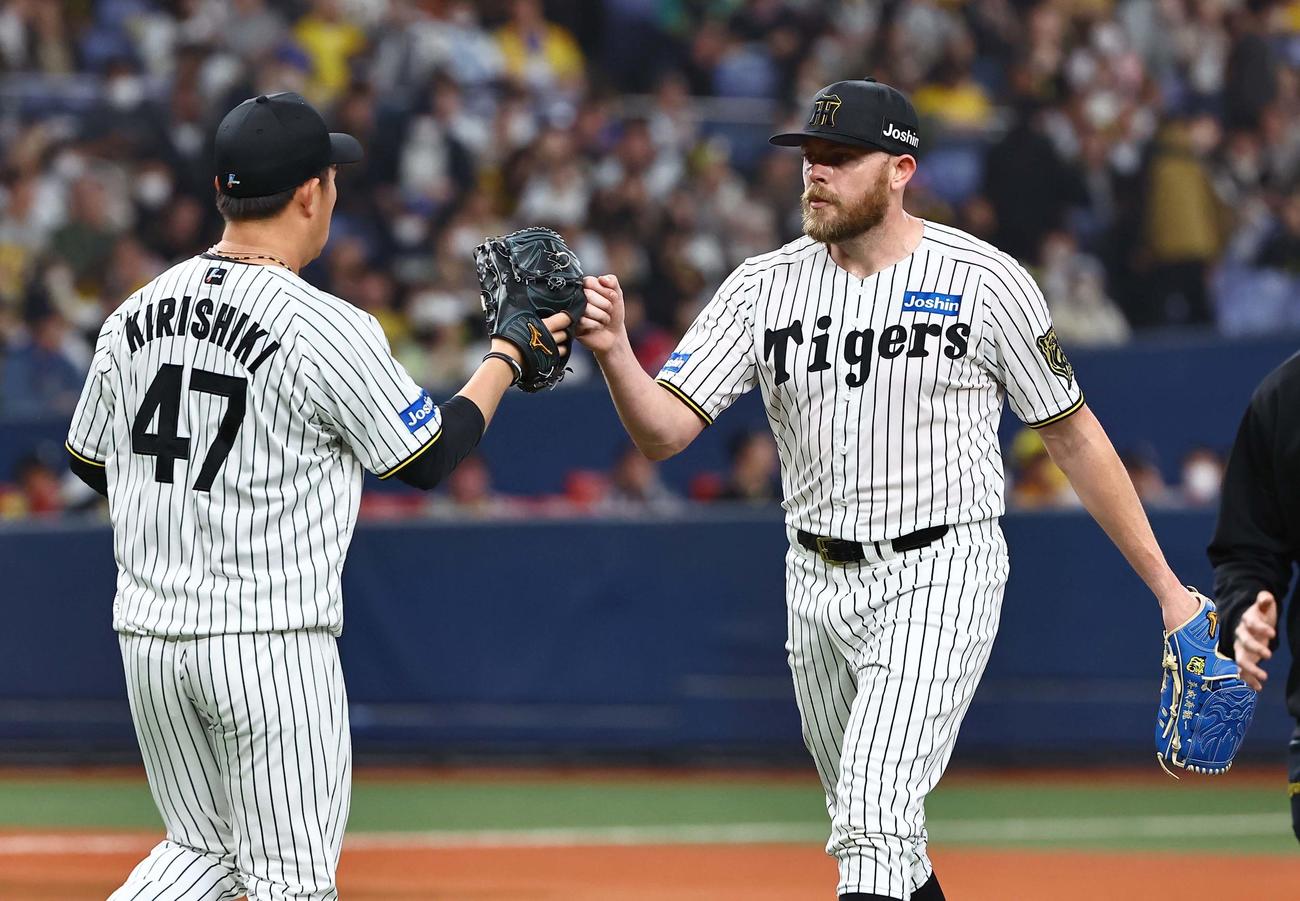 阪神対DeNA 6回、桐敷（左）と交代しマウンドを降りるビーズリー（撮影・上田博志）