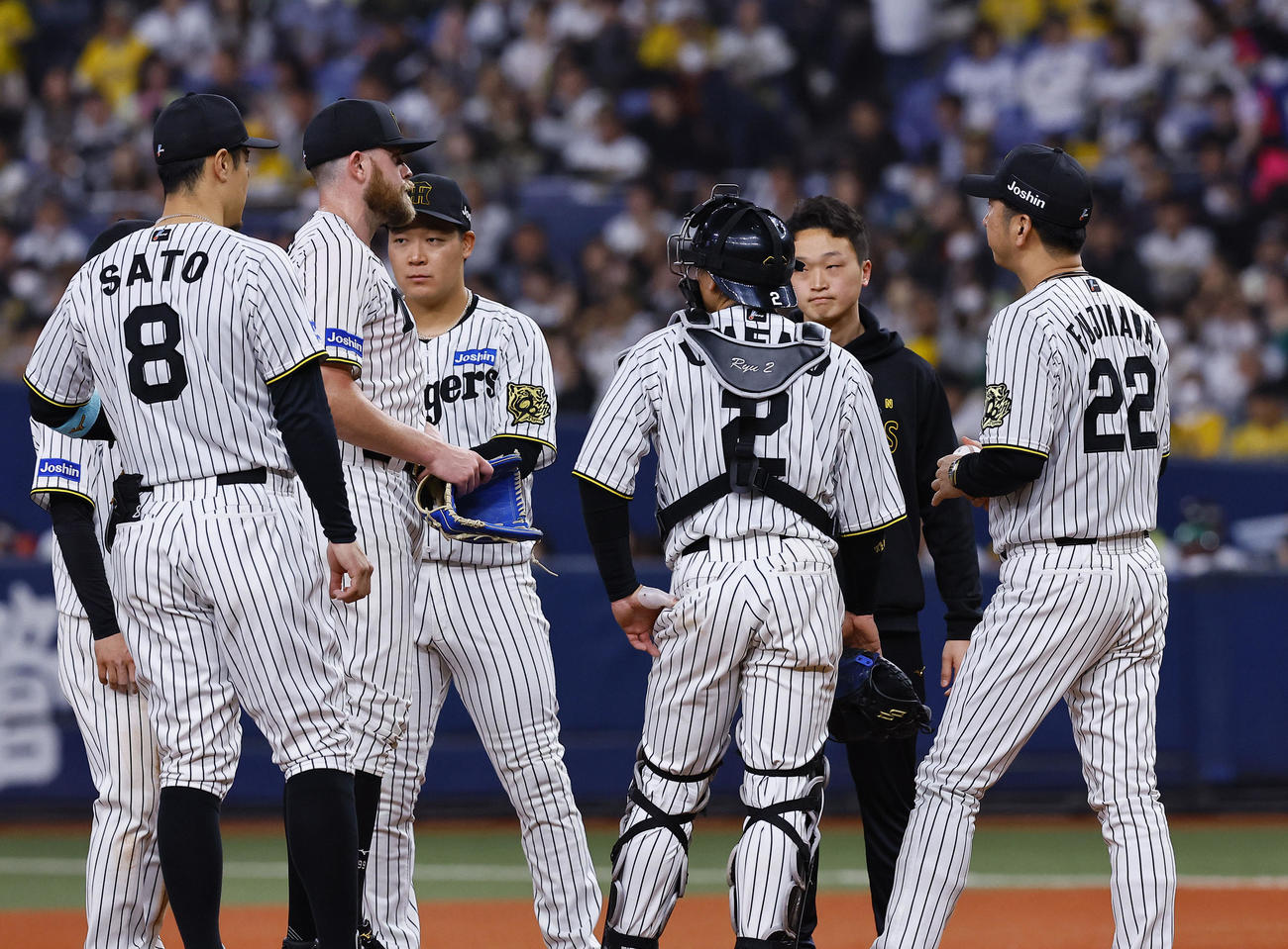 阪神対DeNA 6回途中、交代を告げられた阪神ビーズリー（左から2人目）。右端は藤川監督（撮影・藤尾明華）
