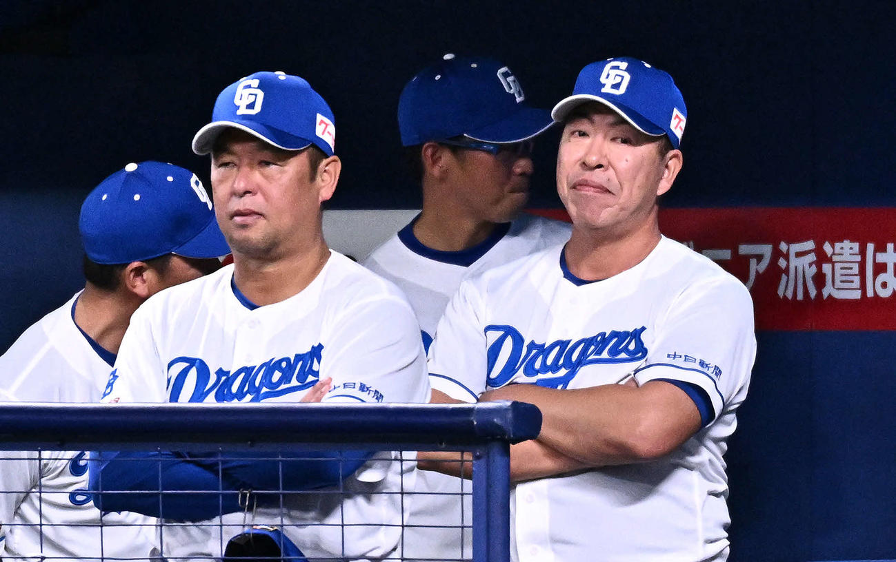 中日対巨人　9回裏、戦況を見守る中日井上監督（右）と松中コーチ（撮影・滝沢徹郎）