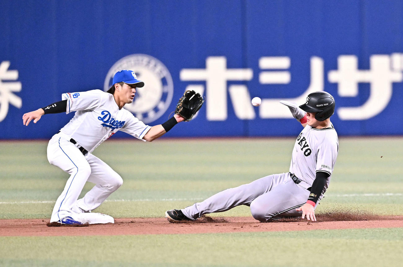 中日対巨人　4回表巨人1死一塁、岡本（右）は二塁盗塁を決める。二塁手板山（撮影・滝沢徹郎）