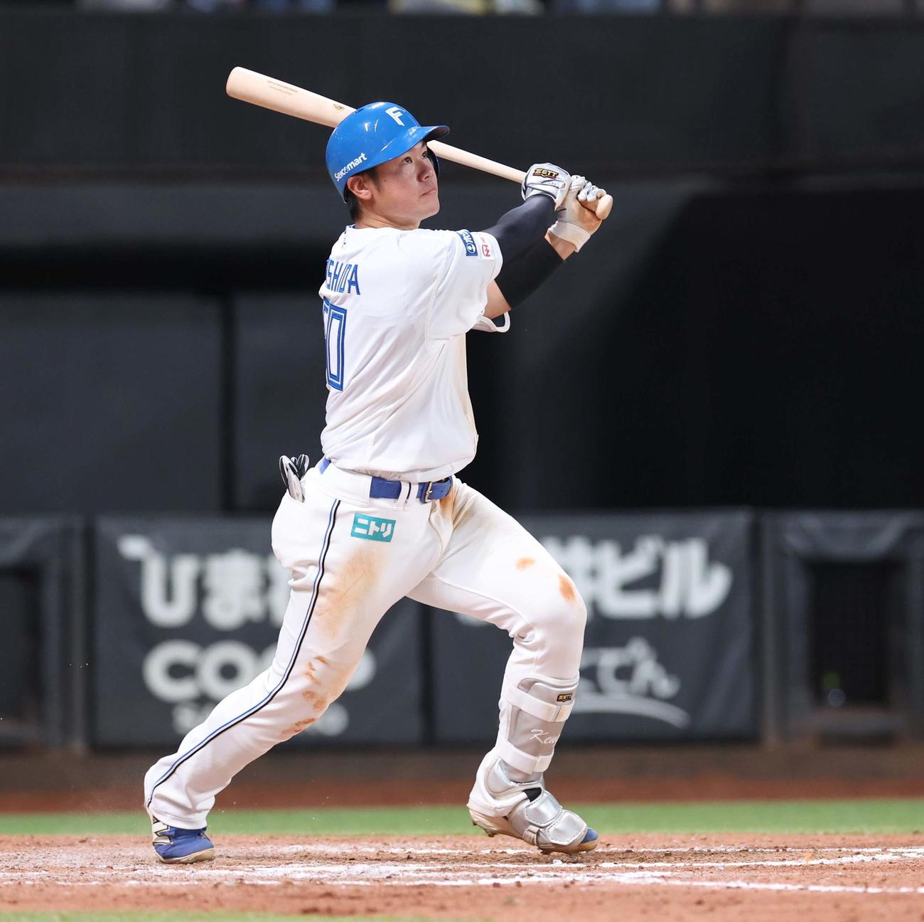 日本ハム対ソフトバンク　7回裏日本ハム無死、右越え本塁打を放つ吉田（撮影・黒川智章）