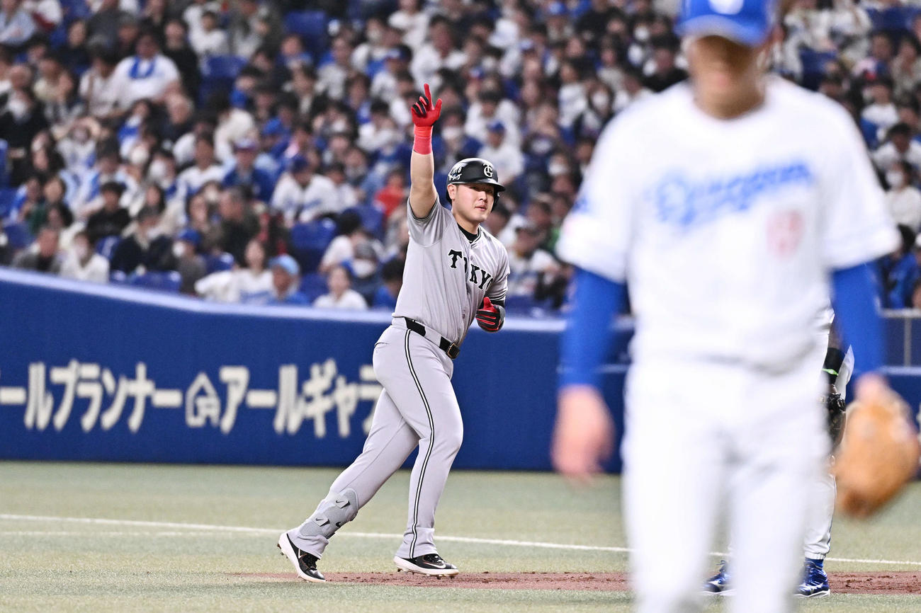 中日対巨人　1回表巨人1死一、三塁、先制適時打を放った岡本はベンチに向かってポーズを決める。手前は中日柳（撮影・滝沢徹郎）