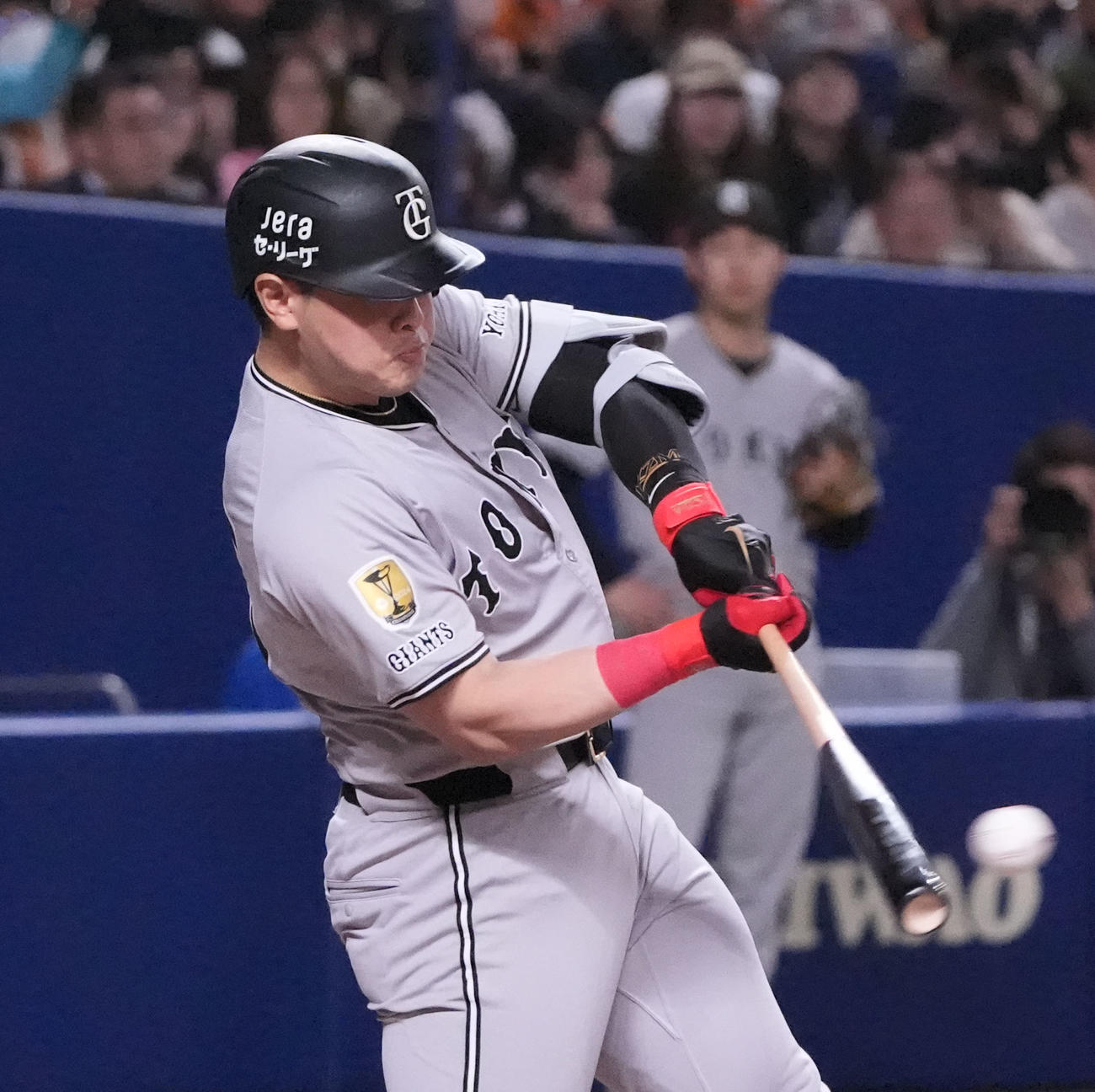 中日対巨人　1回表巨人1死一、三塁、左前適時打を放つ岡本（撮影・森本幸一）
