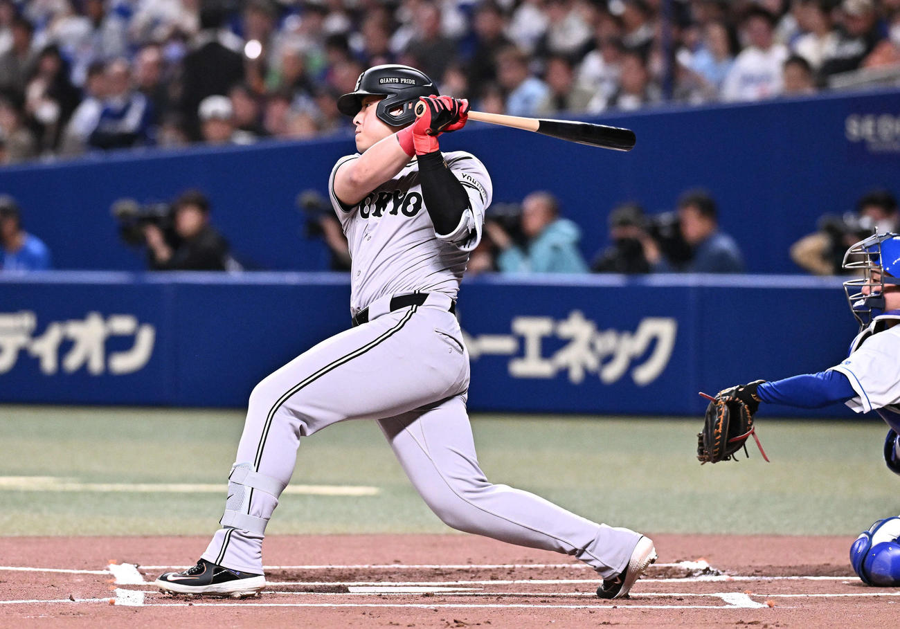 中日対巨人　1回表巨人1死一、三塁、岡本は先制左前適時打を放つ（撮影・滝沢徹郎）