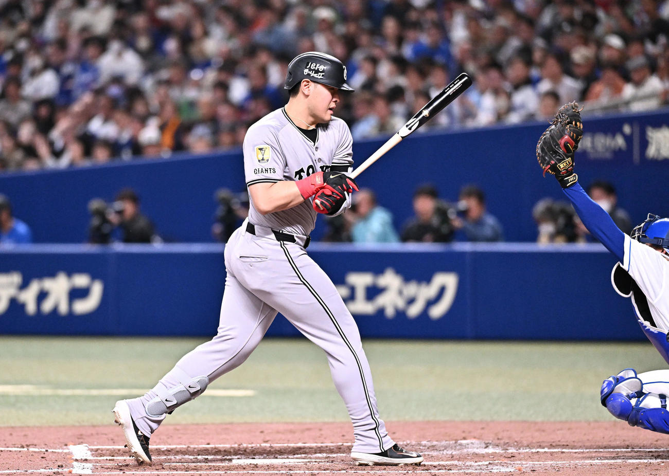 中日対巨人　4回表巨人無死、岡本は死球を受ける（撮影・滝沢徹郎）