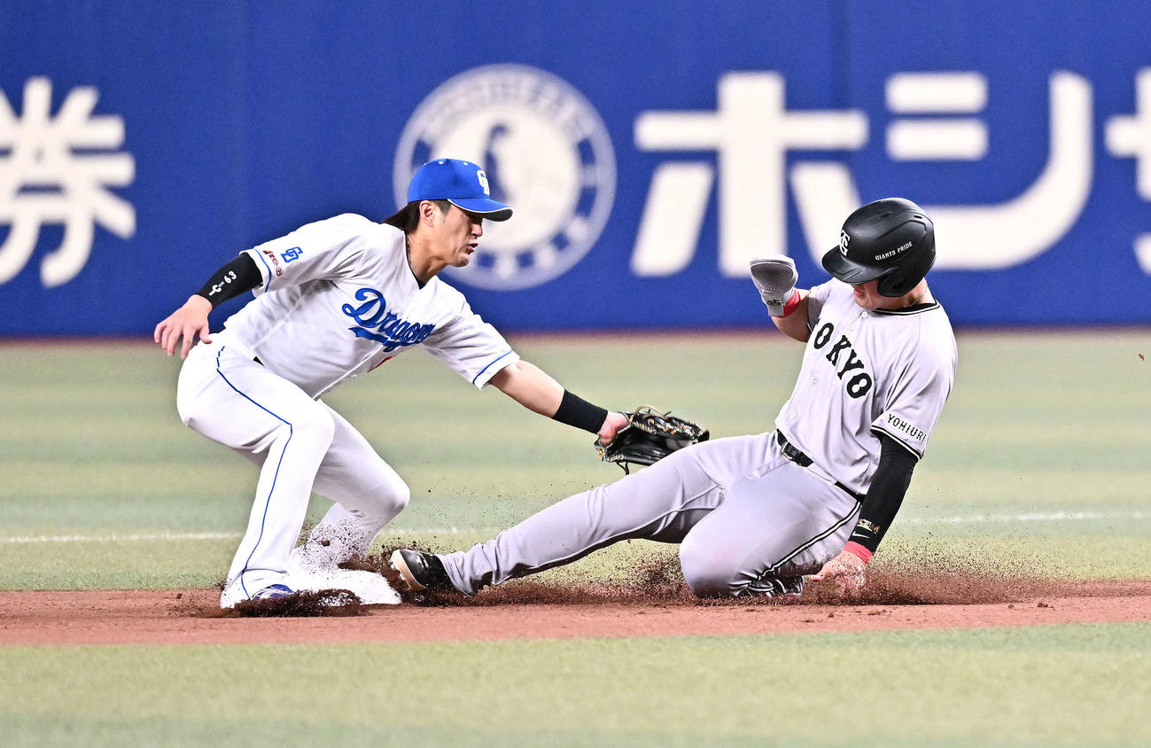 中日対巨人　4回表巨人1死一塁、岡本（右）は二塁盗塁を決める。二塁手板山（撮影・滝沢徹郎）