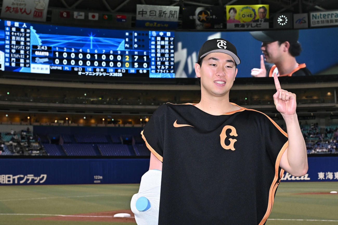 中日対巨人　ヒーローインタビューを終えポーズを決める勝利投手の巨人山崎（撮影・滝沢徹郎）