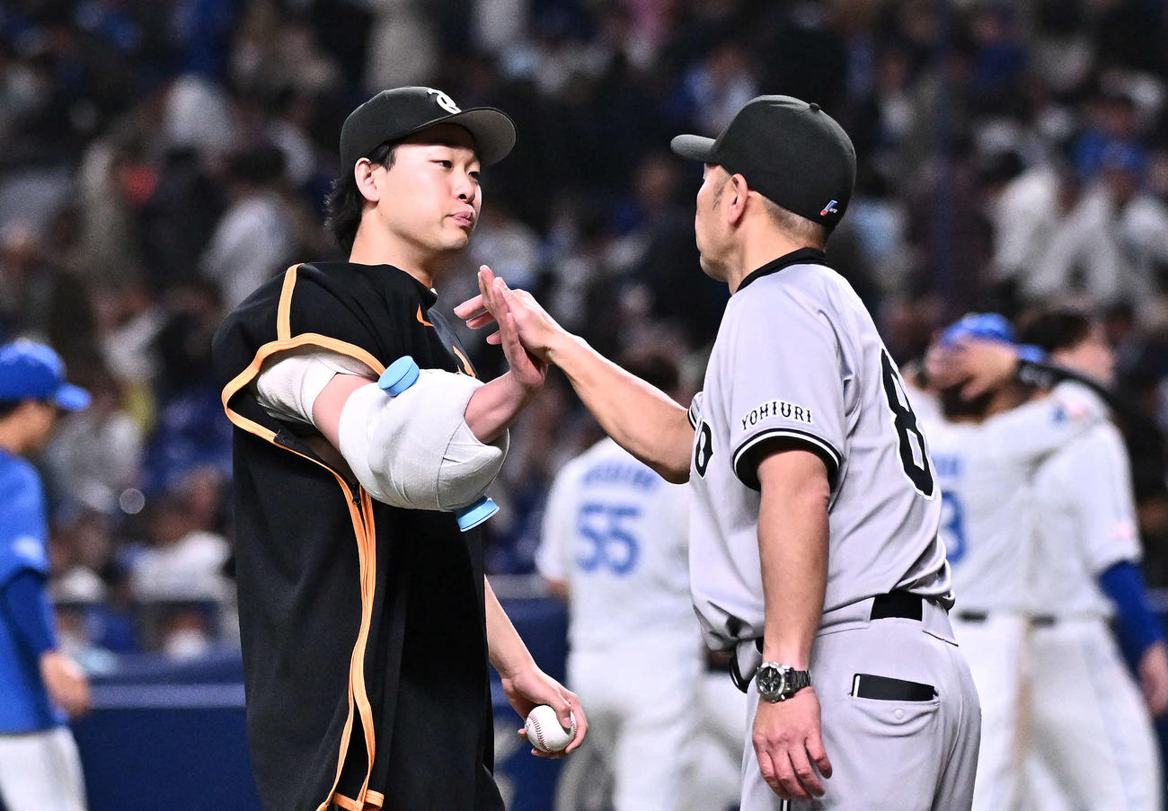 中日対巨人　試合後、勝利投手の巨人山崎（左）は阿部監督とタッチをかわす（撮影・滝沢徹郎）