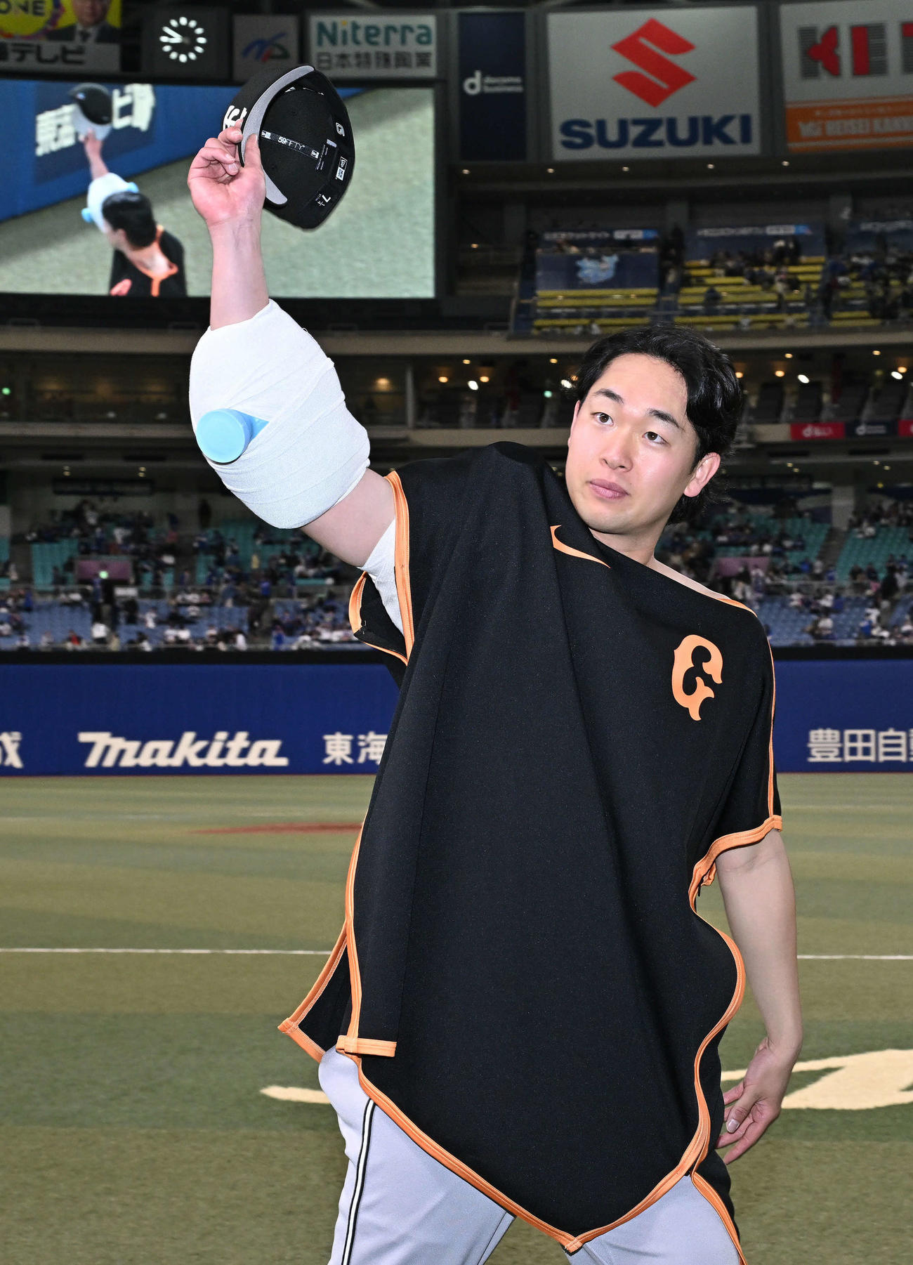 中日対巨人　試合後、ファンの祝福に応じる勝利投手の巨人山崎（撮影・滝沢徹郎）