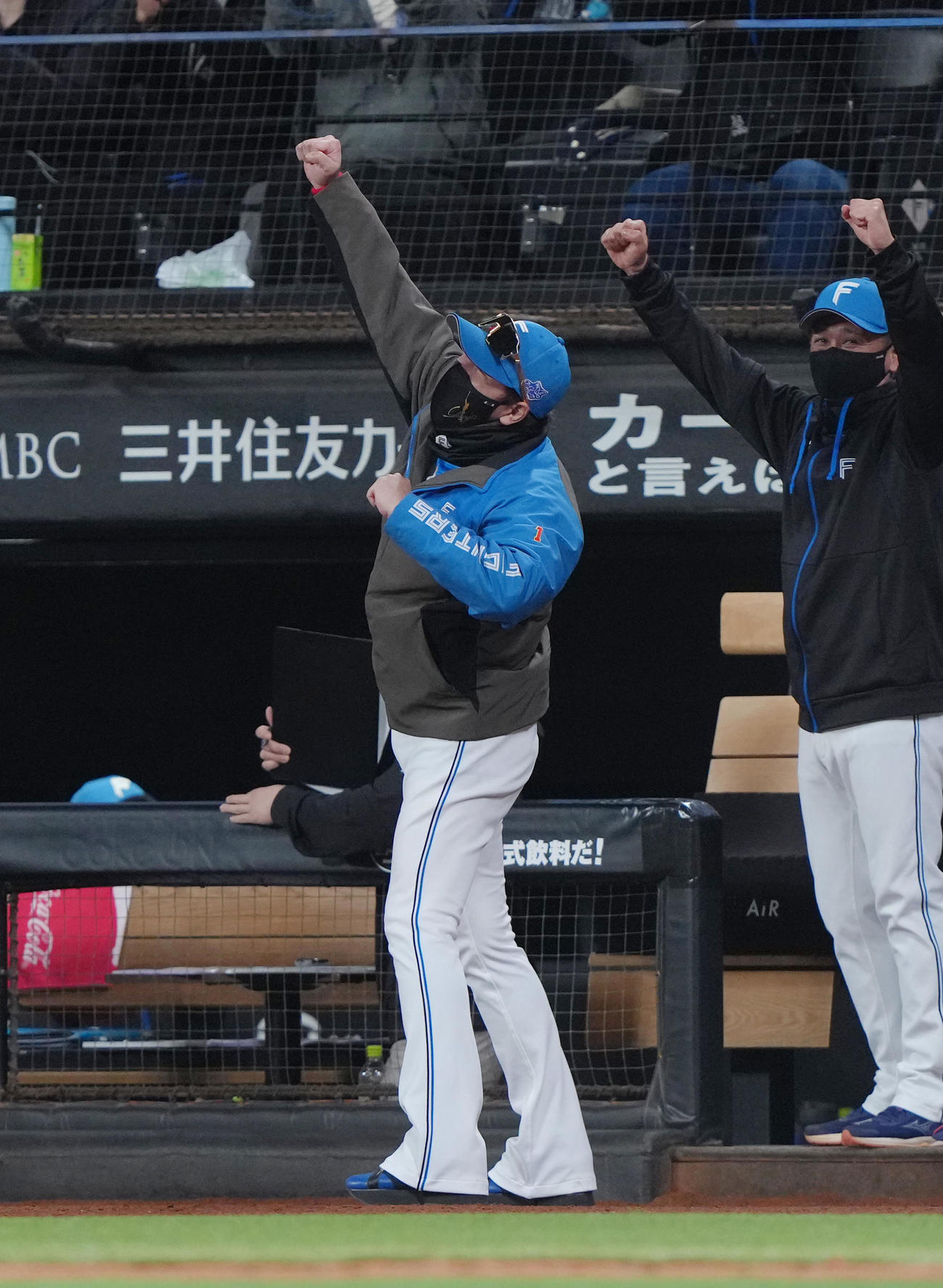 日本ハム対ソフトバンク　7回裏日本ハム無死、吉田の右越え本塁打にガッツポーズの新庄監督（撮影・足立雅史）