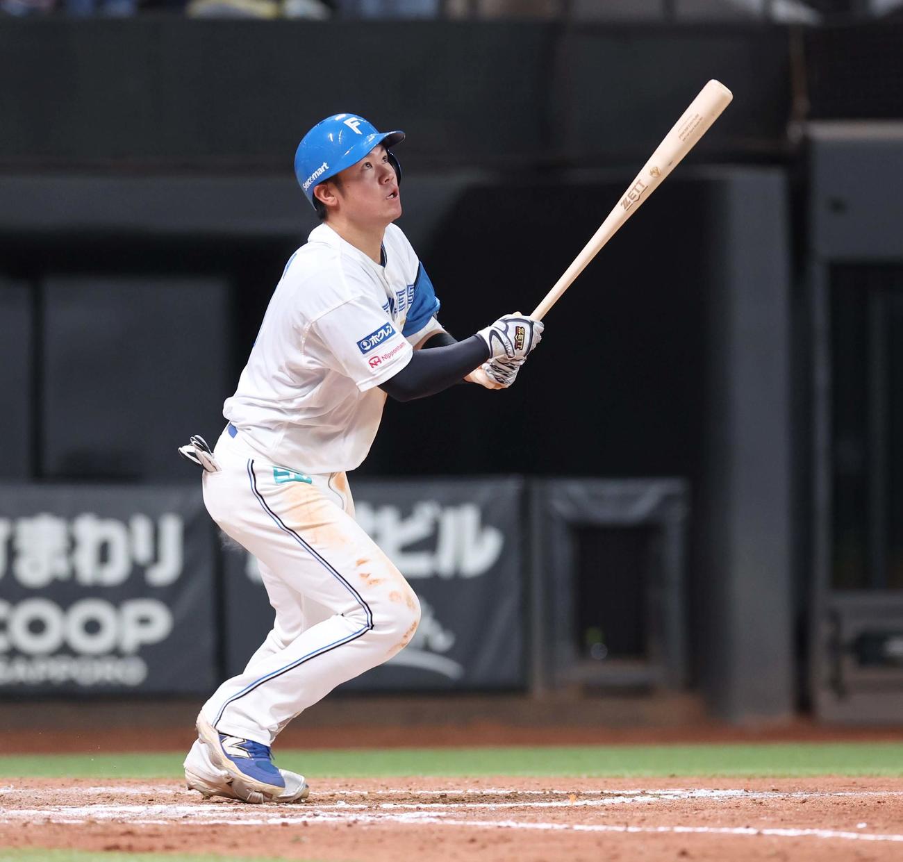 日本ハム対ソフトバンク　7回裏日本ハム無死、右越え本塁打を放つ吉田（撮影・黒川智章）