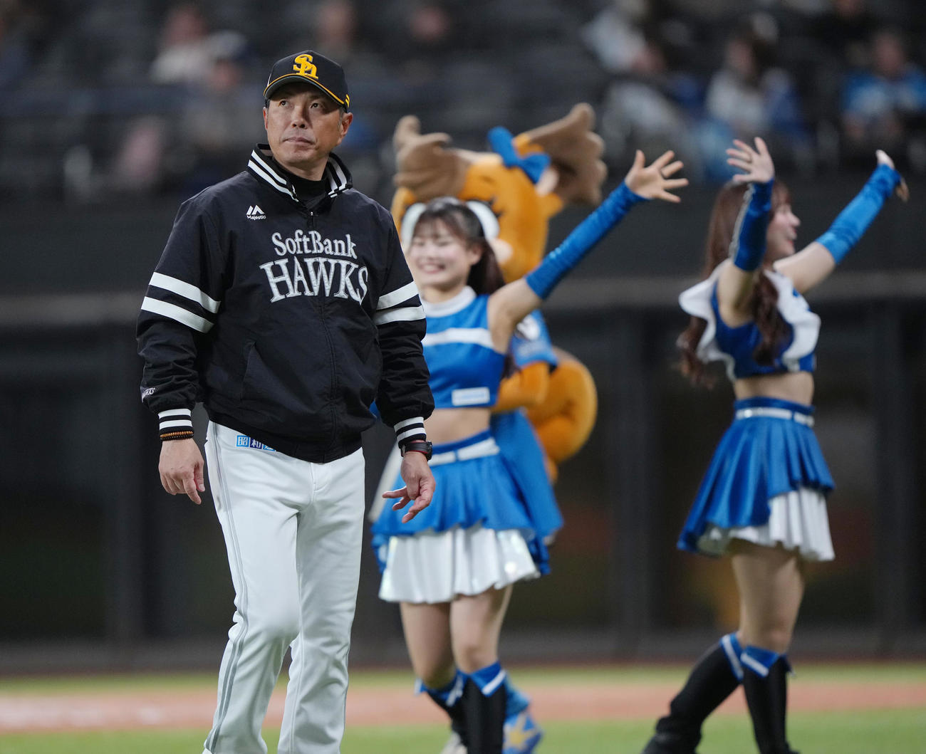 日本ハム対ソフトバンク　選手交代を告げベンチに戻るソフトバンク小久保監督（撮影・足立雅史）