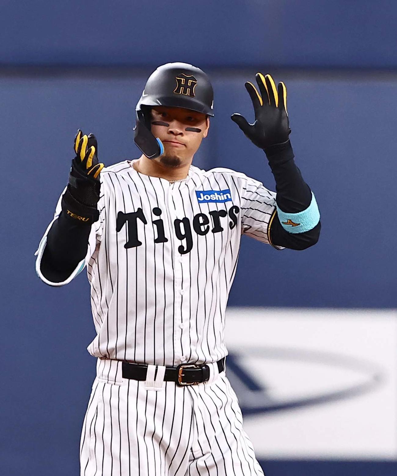 阪神対DeNA 4回裏阪神1死一塁、右中間へ同点二塁打を放った佐藤輝は手をたたいて喜ぶ（撮影・上田博志）