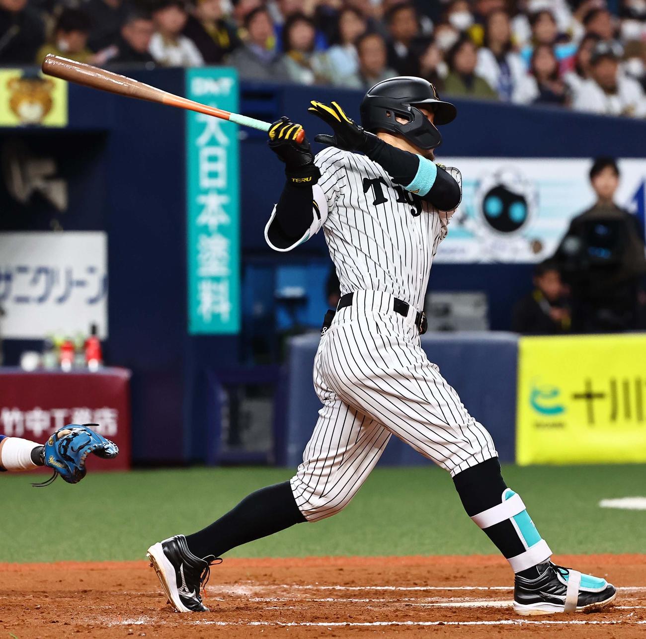 阪神対DeNA 6回裏阪神1死、佐藤輝は右前打を放つ（撮影・上田博志）