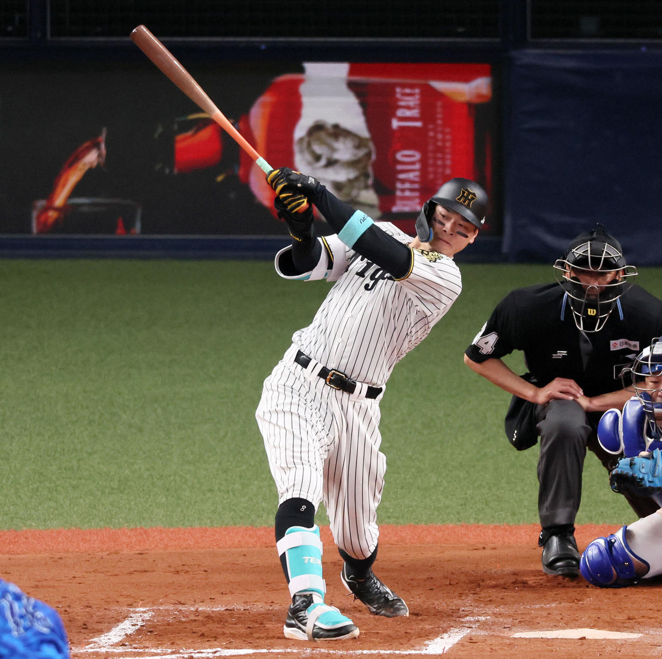 阪神対DeNA 6回裏阪神1死、佐藤輝は右前打を放つ（撮影・加藤哉）