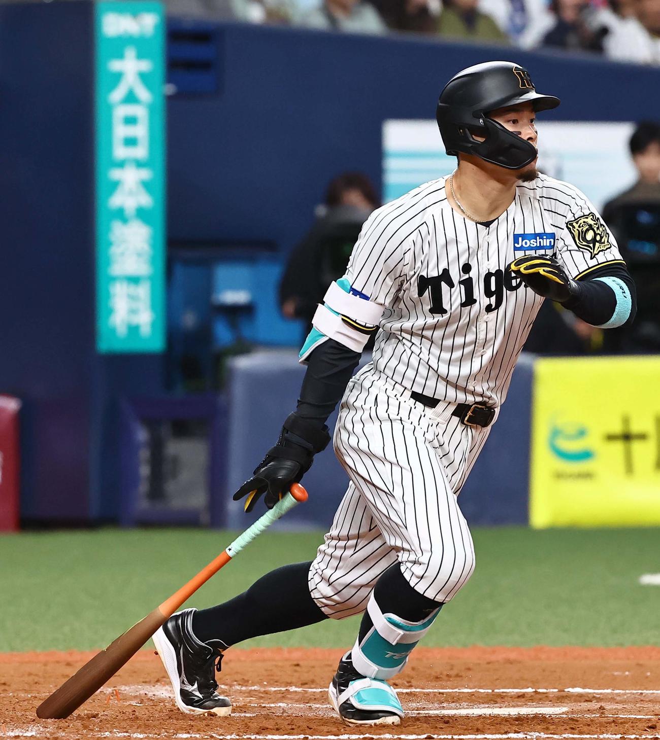 阪神対DeNA 6回裏阪神1死、佐藤輝は右前打を放つ（撮影・上田博志）