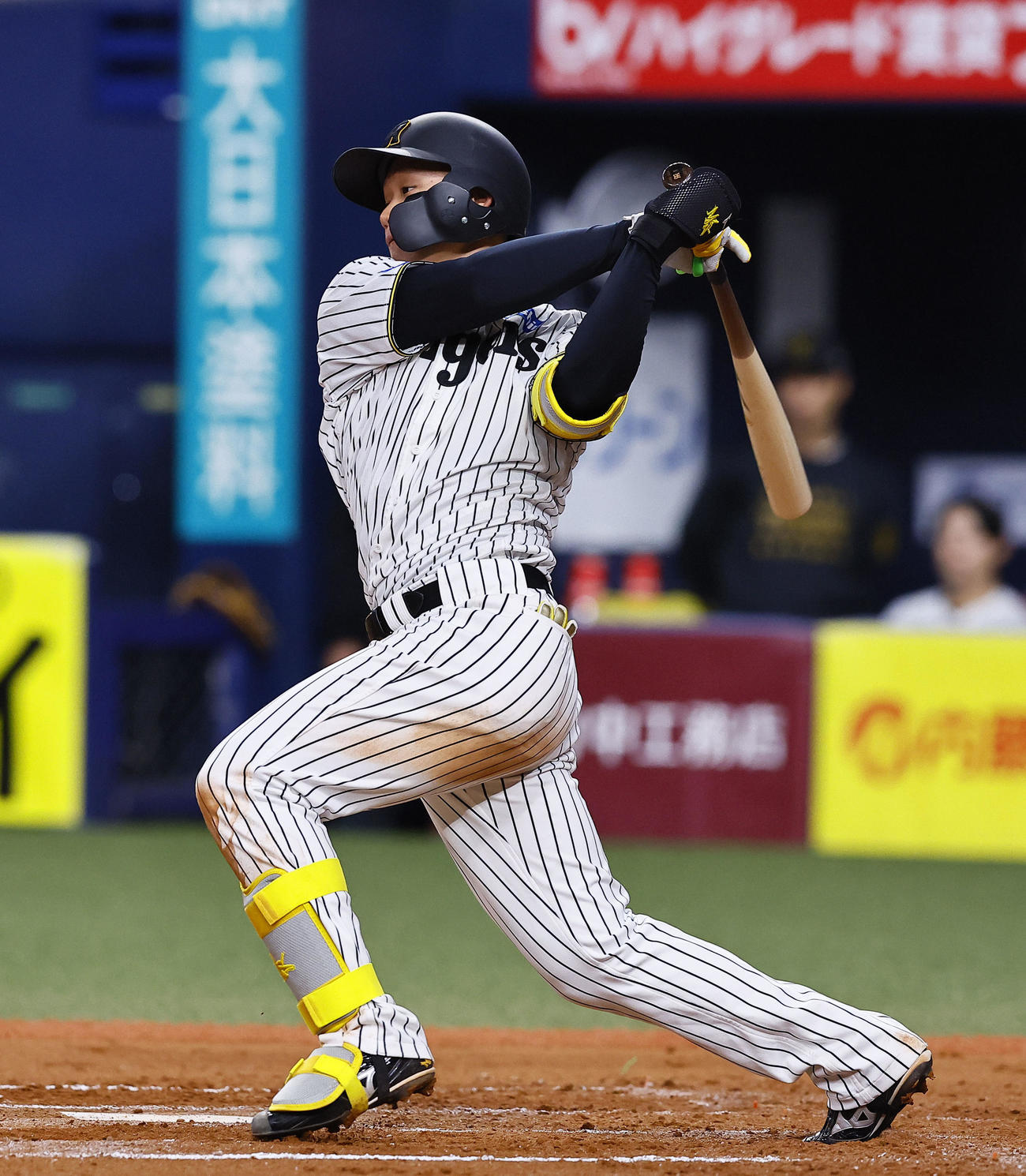 阪神対DeNA 6回裏阪神1死一塁、森下は中前打を放つ（撮影・藤尾明華）