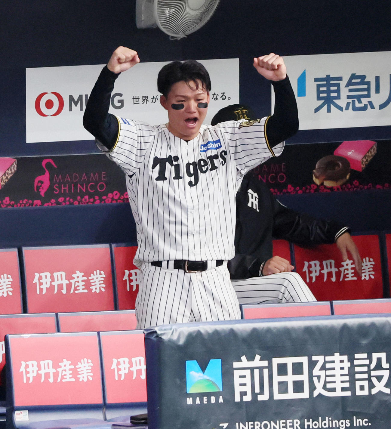 阪神対DeNA 8回裏阪神無死、ベンチの森下は木浪の左越え二塁打にガッツポーズを見せる（撮影・加藤哉）
