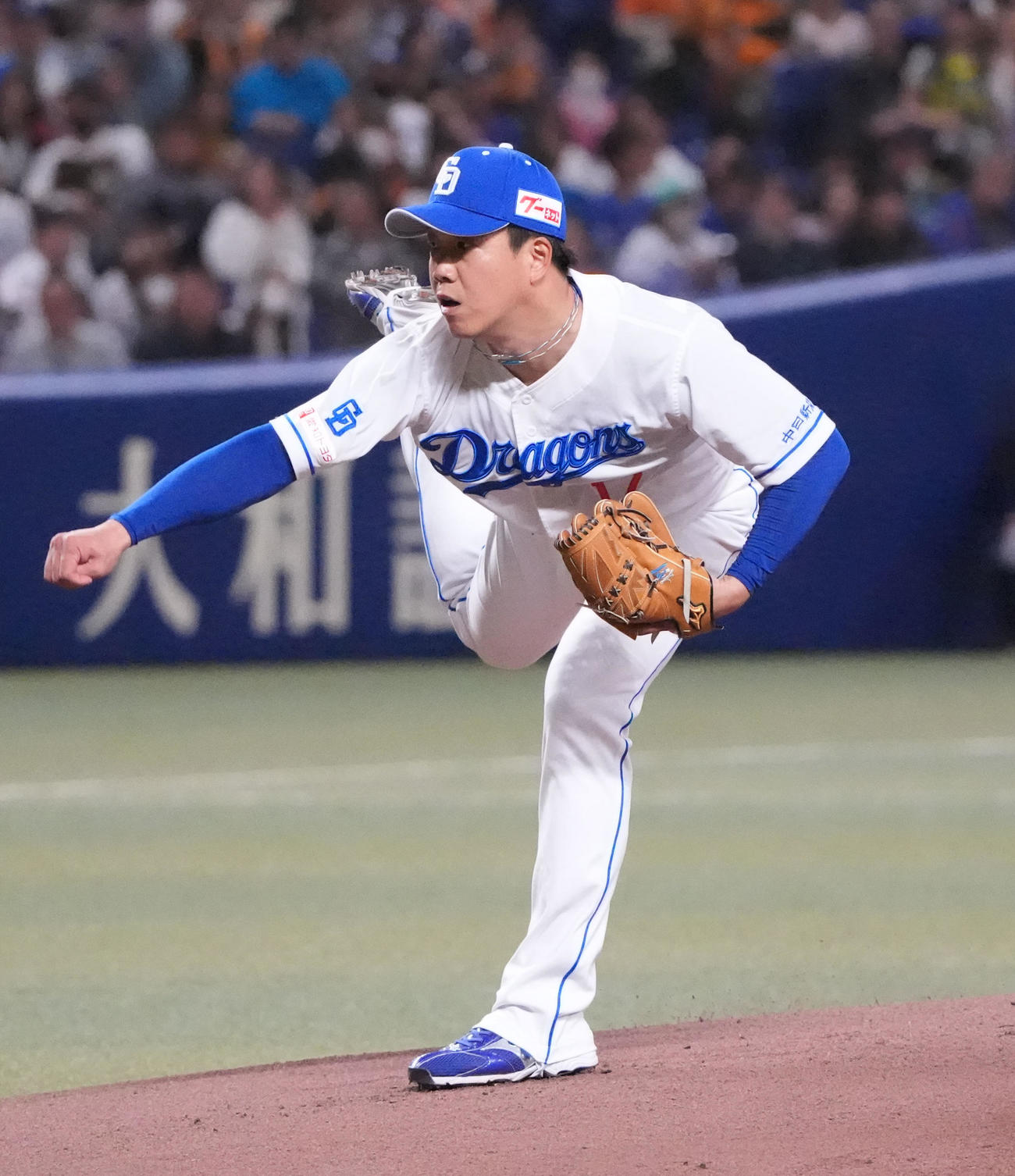 中日対巨人　1回表、登板する中日先発の柳（撮影・森本幸一）