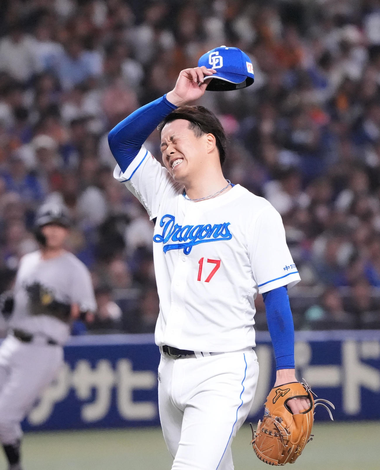 中日対巨人　1回表終了、先制を許し悔しそうな表情でベンチへ戻る柳（撮影・森本幸一）