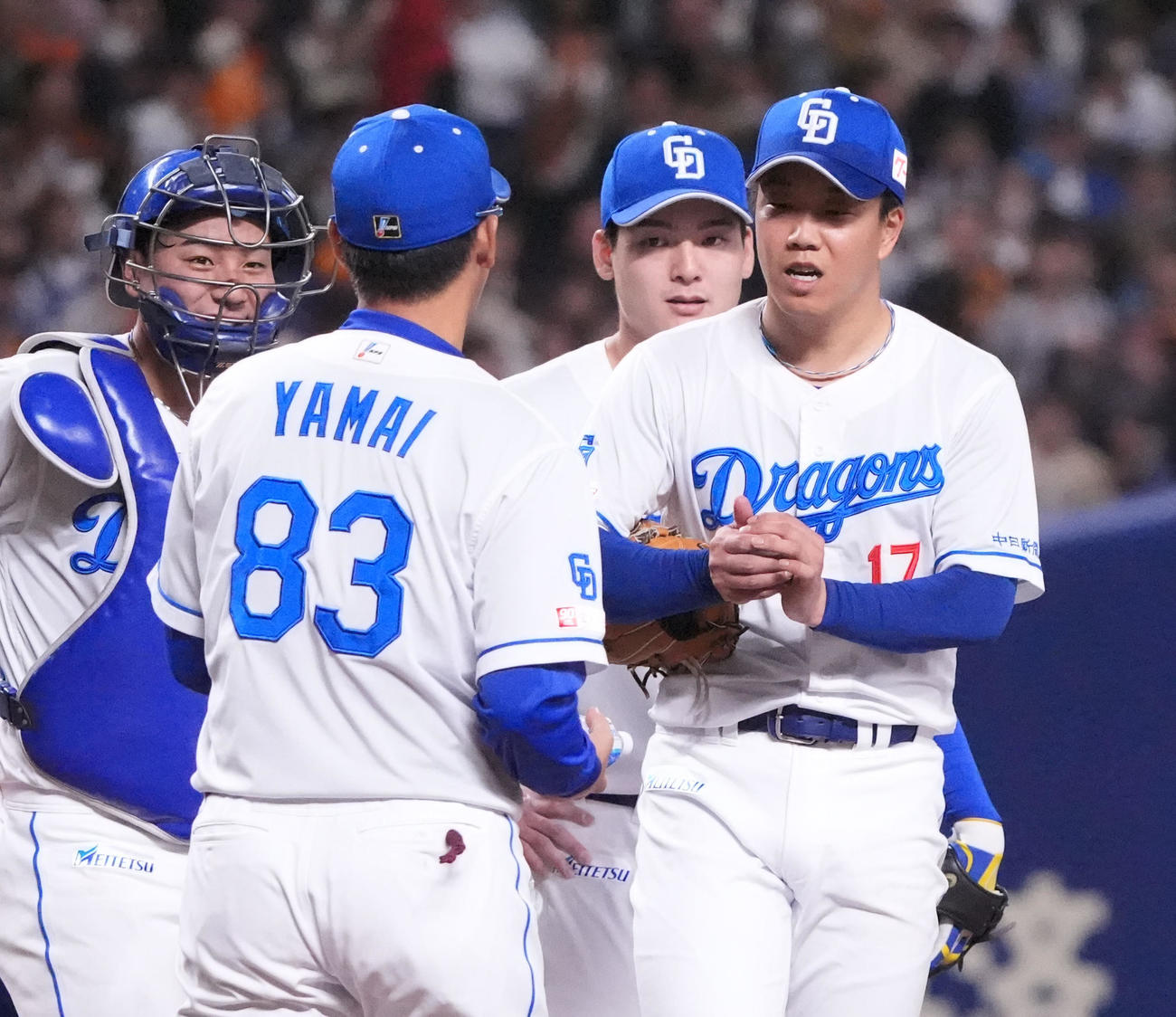 中日対巨人　6回表巨人2死二塁、マウンドの柳（右）のもとに集まる中日ナイン（撮影・森本幸一）
