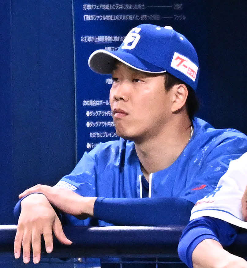 中日対巨人　9回裏、ベンチで浮かない表情の中日柳（撮影・滝沢徹郎）