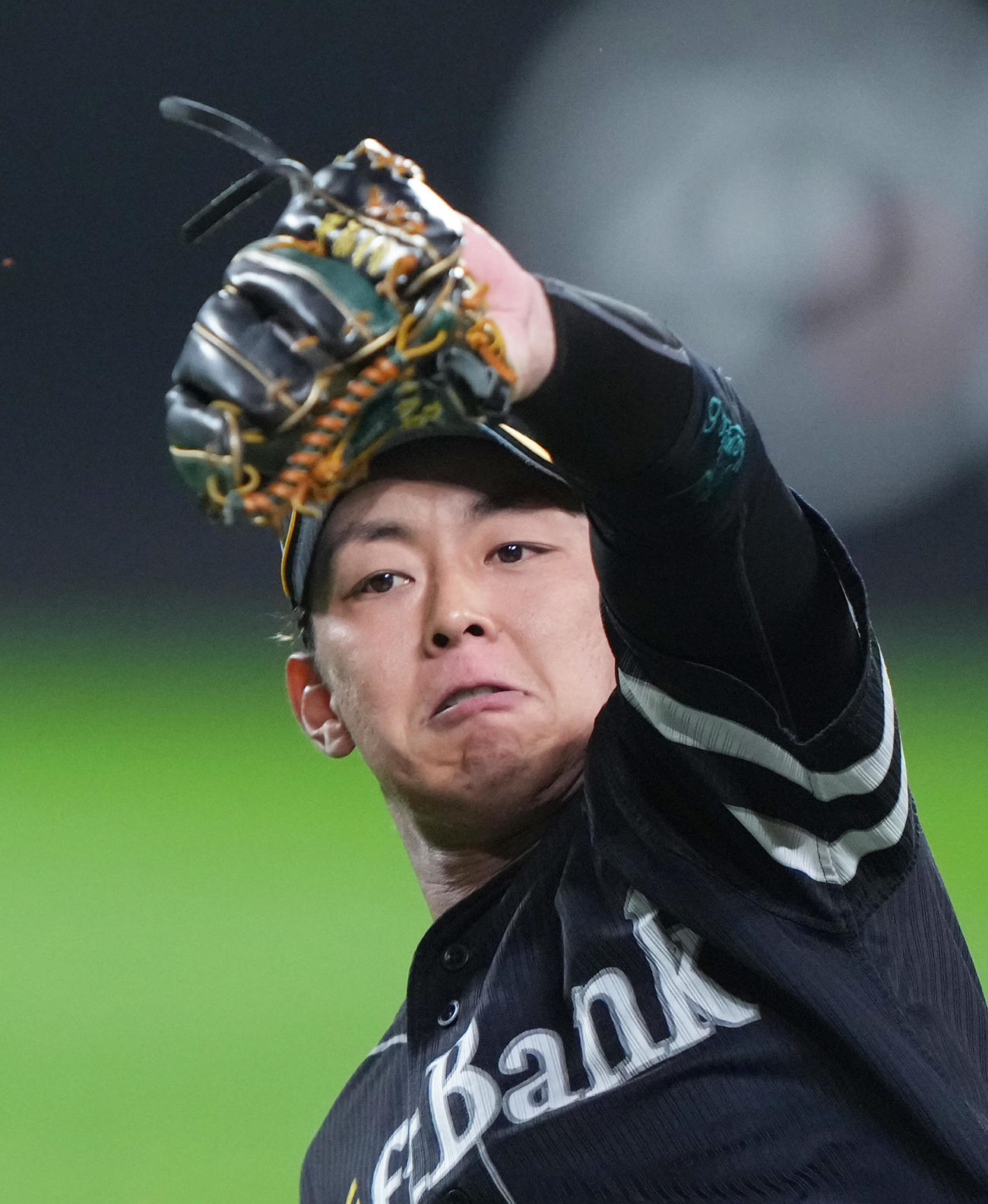 日本ハム対ソフトバンク　2回裏日本ハム無死一、二塁、石井の飛球を好捕する遊撃手今宮（撮影・足立雅史）