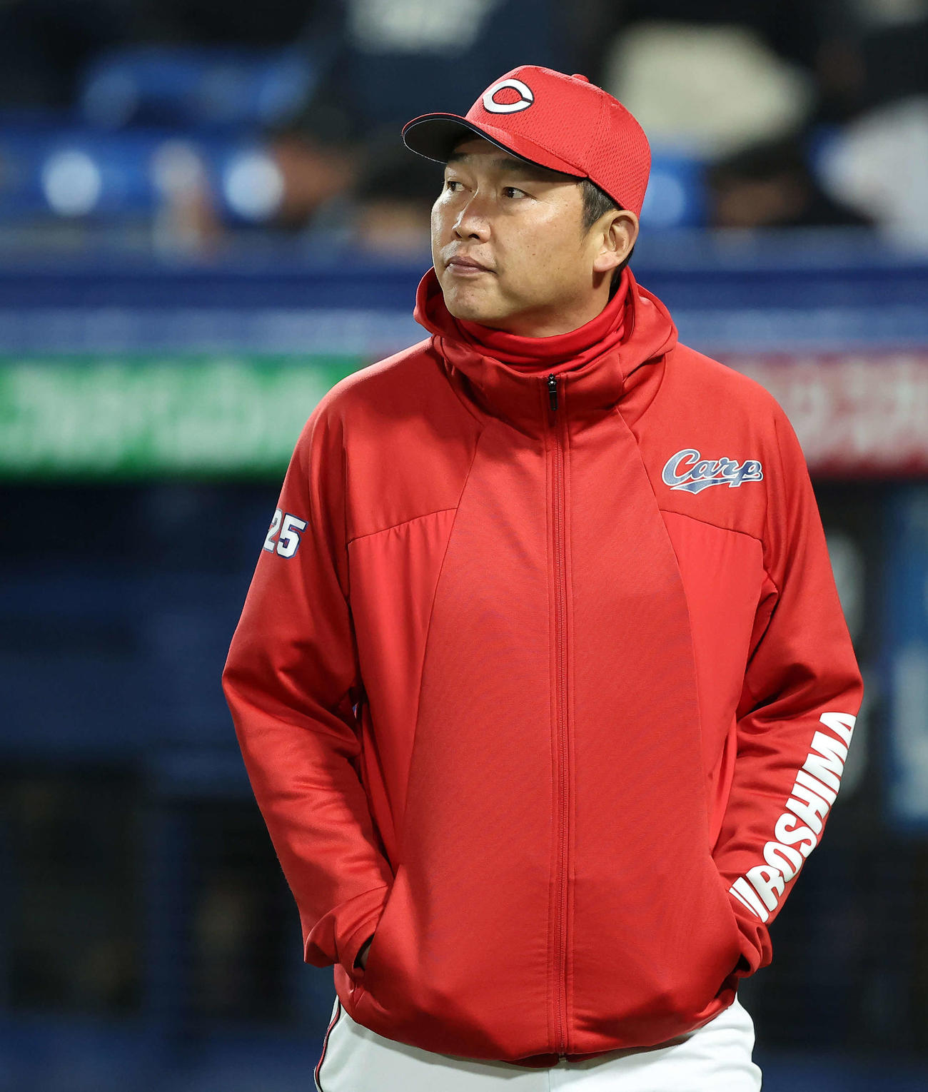 ヤクルト対広島　延長10回表を終え、選手交代を告げる広島新井監督（撮影・河田真司）