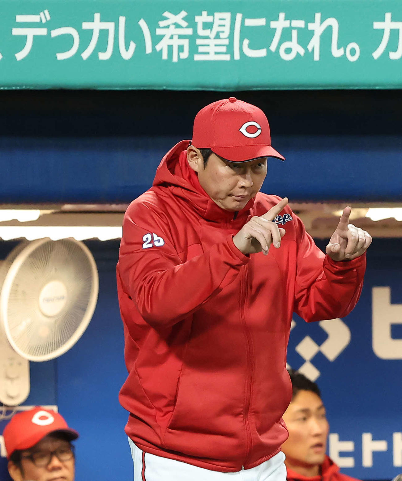 ヤクルト対広島　7回裏ヤクルト無死、増田の出塁に対しリクエストする新井監督（撮影・河田真司）