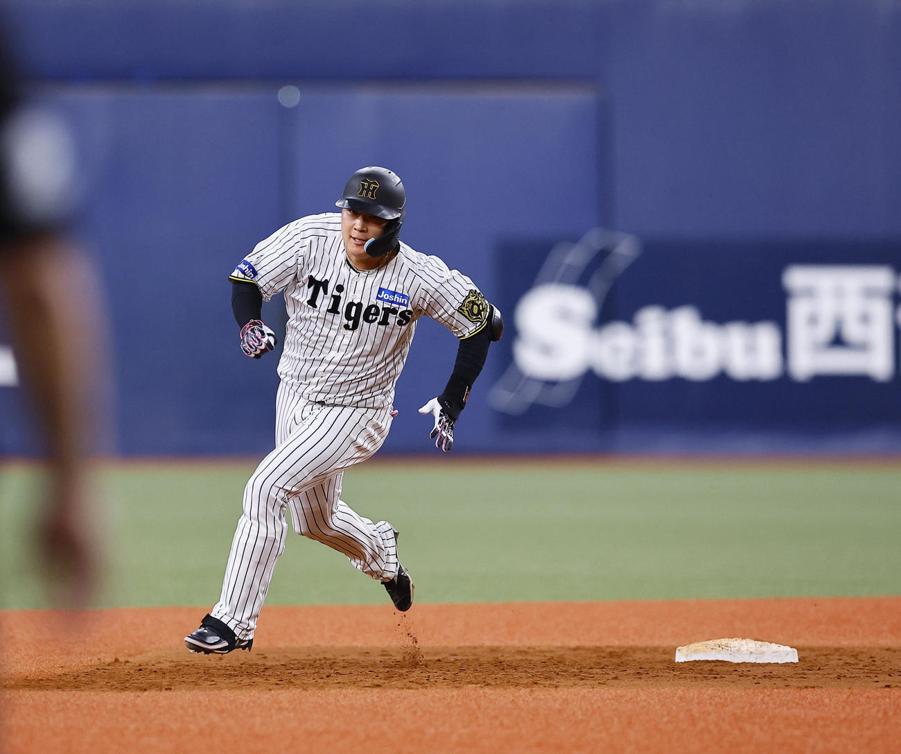 阪神対DeNA 7回裏阪神2死一塁、2点適時三塁打を放ち二塁を回る大山（撮影・藤尾明華）